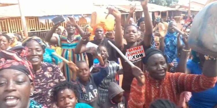 Siguiri :LES FEMMES DE SETIGUIYA DANS LES RUES POUR DEMANDER LA DISSOLUTION DU BUREAU DE DISTRICT