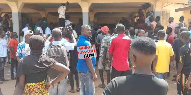 kouroussa /kiniero: LA POPULATION MANIFESTE CONTRE LE MAIRE ET EXIGE LA DISSOLUTION DE L&rsquo;ÉQUIPE COMMUNALE
