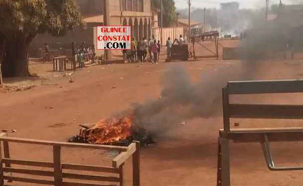 Siguiri : UN GROUPE DE JEUNES MANIFESTE POUR LE BITUMAGE DU TRONÇON BAR COYAH.