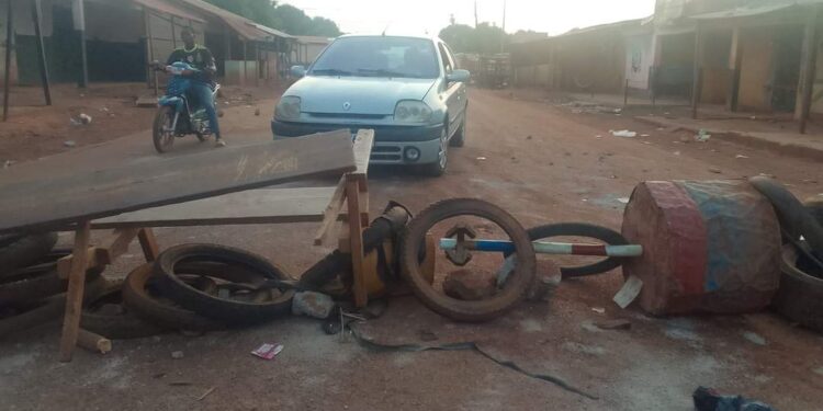 Siguiri/ Tatakourou : PLUSIEURS CITOYENS FRUSTRÉS, SORTENT DANS LES RUES POUR RÉCLAMER LE DÉPART DE LEUR PRÉSIDENT DE DISTRICT
