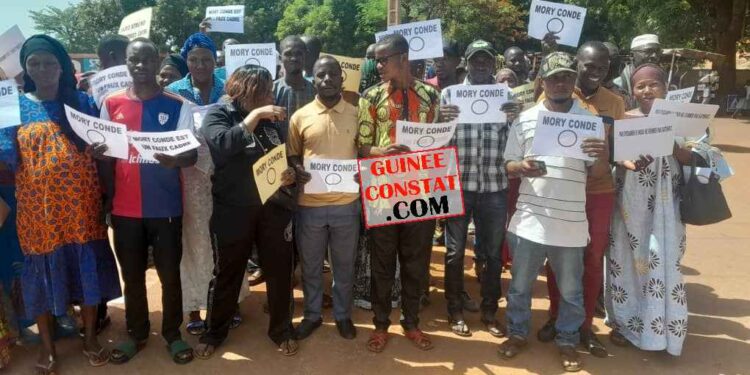 Siguiri : LES ENSEIGNANTS CONTRACTUELS DANS LES RUES POUR DEMANDER AUX AUTORITÉS LEUR INTÉGRATION À LA FONCTION PUBLIQUE publique