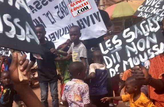 Siguiri : PLUSIEURS JEUNES MANIFESTENT CE MATIN POUR RÉCLAMER LE DÉPART IMMÉDIAT DU PRÉSIDENT DE LA DÉLÉGATION SPÉCIALE