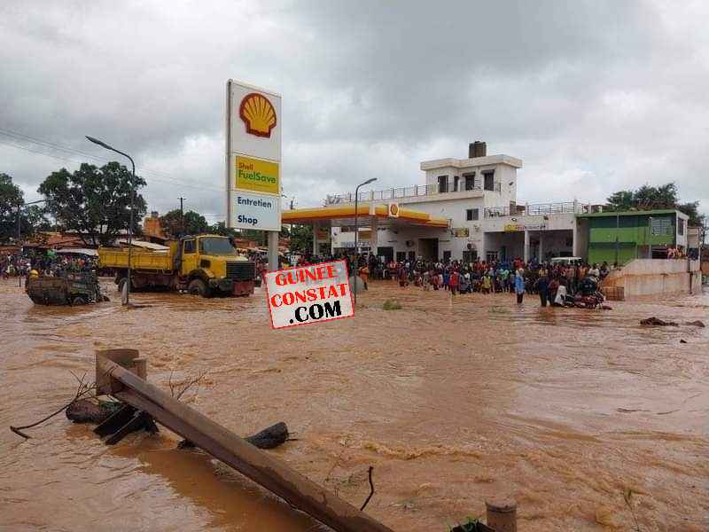 Siguiri urgent : UNE FORTE INONDATION BLOQUE LA ROUTE SIGUIRI KOUREMALE