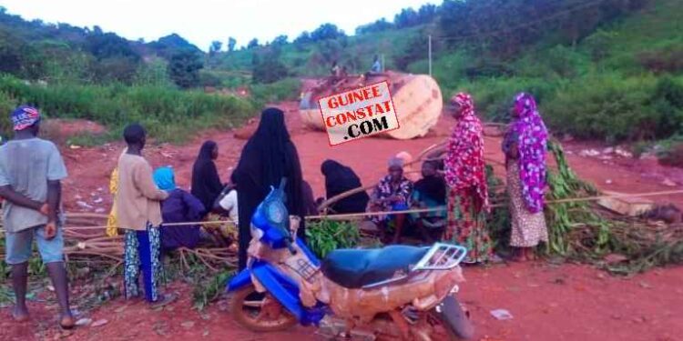 Siguiri/Lèro : PLUSIEURS FEMMES SONT SORTIES  METTRE DES BARRICADES POUR EXIGER LE DÉPART D&rsquo;UN RESPONSABLE de la SMD.