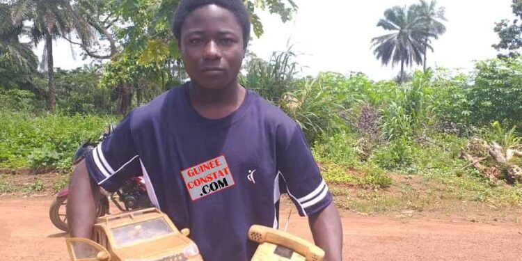 N’Zérékoré : À LA RENCONTRE D ’UN JEUNE QUI FABRIQUE DES TÉLÉPHONES FIXES À L ’AIDE DU BOIS
