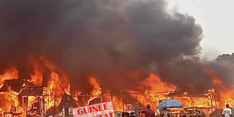 Kounsitel/Gaoual : UN INCENDIE D&rsquo;ORIGINE INCONNUE RAVAGE LE MARCHÉ DE KOUNSITEL CAUSANT D&rsquo;IMPORTANTS DÉGÂTS MATÉRIELS