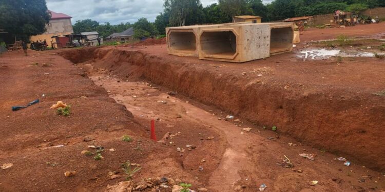 Kankan : LES TRAVAUX DE LA CONTOURNANTE QUI LONGE LE QUARTIER SENKÉFARA PEINE À ÊTRE FINALISÉ