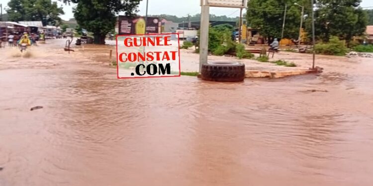 Siguiri :FORTE INONDATION ENREGISTRÉE EN PLEINE VILLE, PLUSIEURS FAMILLES TOUCHÉES