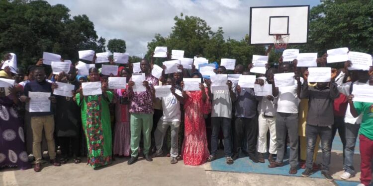 Kankan/Concours d&rsquo;accèsàlafonctionpublique: LES ENSEIGNANTS CONTRACTUELS DÉCLARÉS NON ADMIS BATTENT LE PAVÉ.