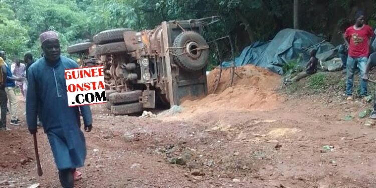 Koubia : UN CAMION TRANSPORTANT DU SABLE SE RENVERSE SUR UNE MONTAGNE, FAISANT UN MORT ET SIX BLESSÉS