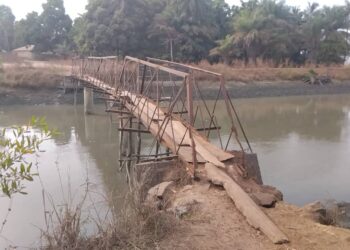 A TOUGNIFILY , DANS LA PRÉFECTURE DE BOFFA ,LE PONT RELIANT LE DISTRICT DE MINTANY À MONCHON EST DANS UN PITEUX