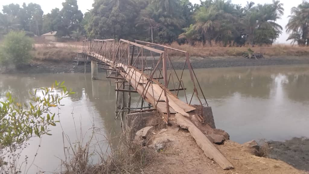 A TOUGNIFILY , DANS LA PRÉFECTURE DE BOFFA ,LE PONT RELIANT LE DISTRICT DE MINTANY À MONCHON EST DANS UN PITEUX