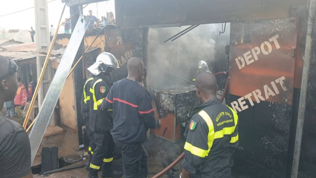 Incendie ravageur à Mamou : LES SAPEURS-POMPIERS SAUVENT LES VIES MALGRÉ DES DÉGÂTS MATÉRIELS MASSIFS