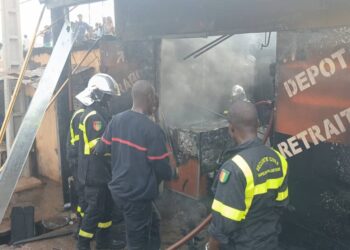 Incendie ravageur à Mamou : LES SAPEURS-POMPIERS SAUVENT LES VIES MALGRÉ DES DÉGÂTS MATÉRIELS MASSIFS