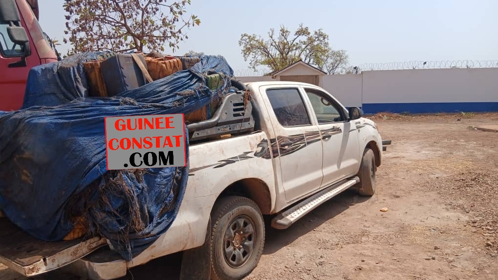 KOUREMALÉ : LA POLICE DES FRONTIÈRES SAISIT UN VÉHICULE CONTENANT 80 BIDONS DE GAS-OIL